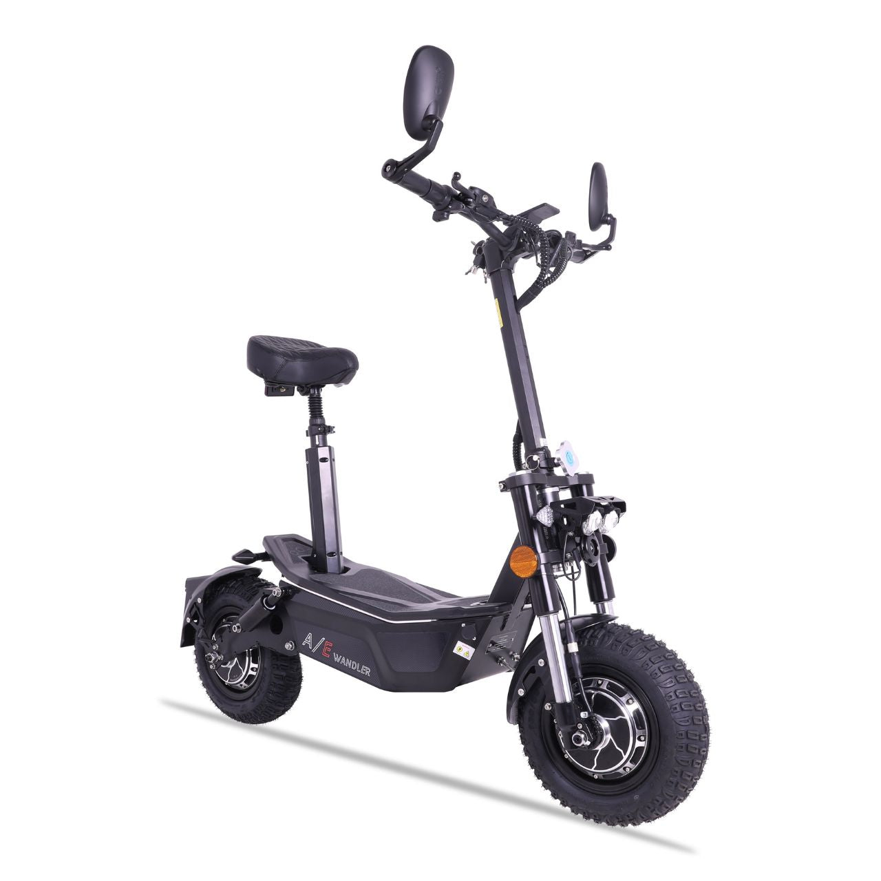 Detaillierte Seitenansicht des WANDLER Elektroroller Allrad schwarz, der die Leistung und Robustheit des Fahrzeuges betont, ideal für alle Mobilitätsbedürfnisse von WANDLER A/E.