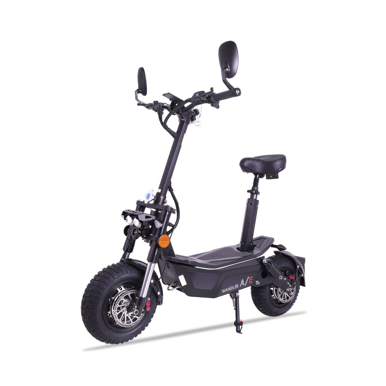 Vorderansicht des WANDLER Elektroroller Allrad schwarz mit seinen klaren Linien und designt für optimale Kontrolle, erkennbar als WANDLER A/E.