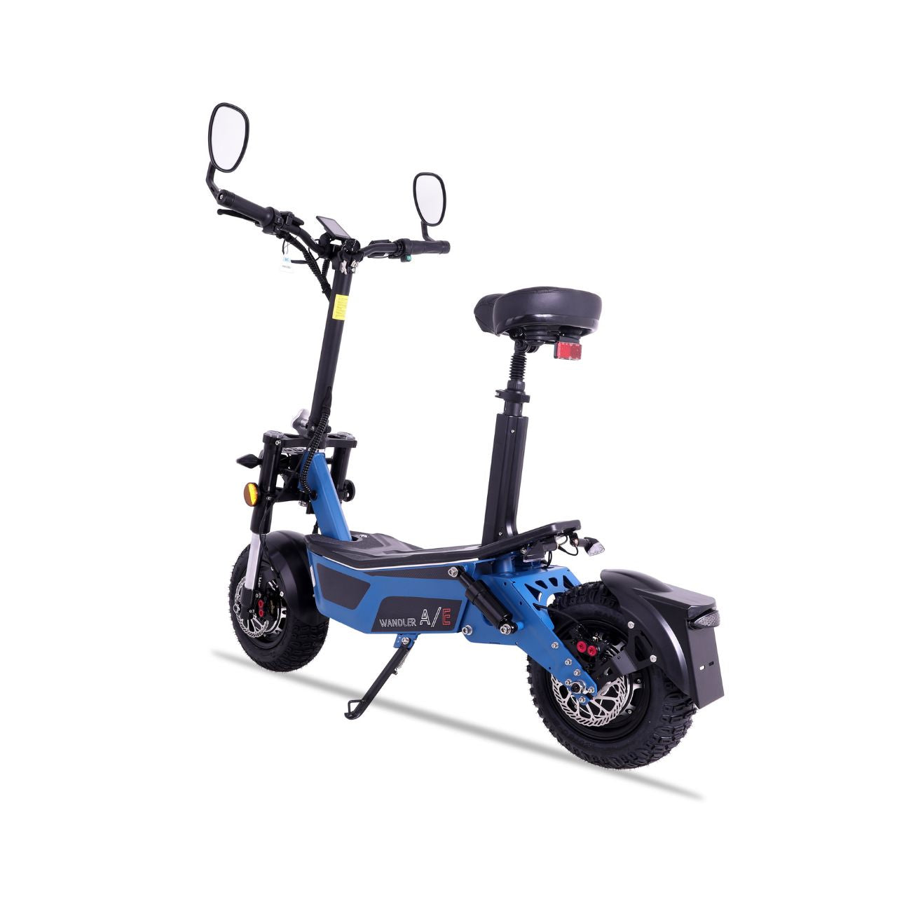 Drei-Viertelansicht des WANDLER Elektrorollers Allrad - 45 km/h, ideal für urbane Mobilität und Abenteuer, von WANDLER A/E.