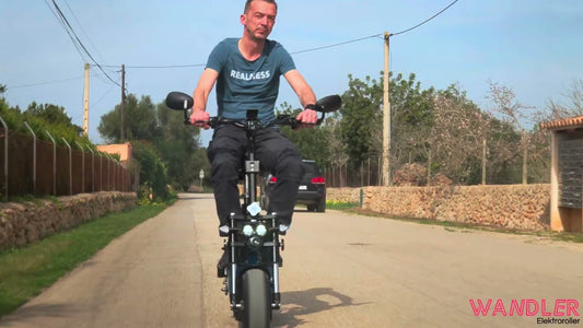 Stylischer WANDLER Elektroroller 2025 auf der Straße, präsentiert in beeindruckender Form, ideal für Stadt und Freizeit. Optimale Kombination aus Fahrspaß und Funktionalität.